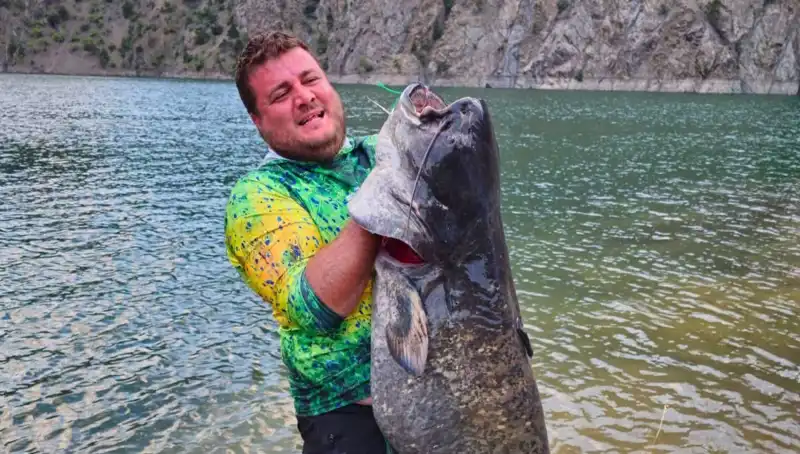 Amatör Balıkçılar Baraj Gölünde Amaç Dışı 100 Kilo Balık Yakaladı