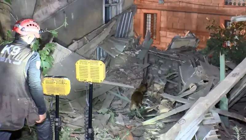 İstanbul'daki Deprem Sonrası Hasar Alan Bina Çöktü: Detaylar Ortaya Çıktı!