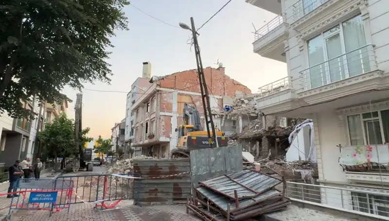 Yıkım Sırasında Kopan Elektrik Kabloları, İki Sokakta Karanlık Yarattı
