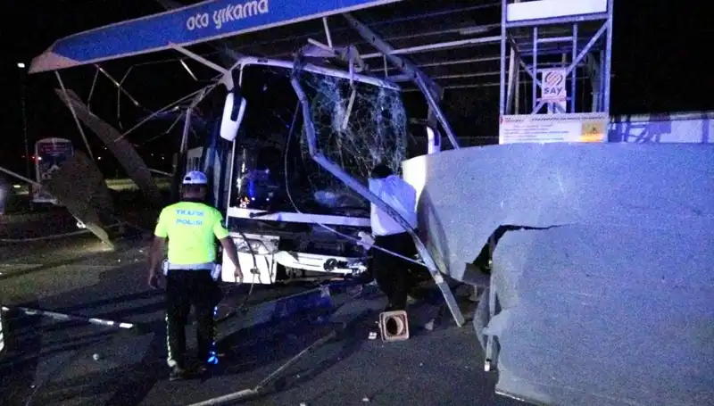 Büyük Kazada Otobüs Oto Yıkamaya Daldı: 8 Yaralı Akıbeti Merak Konusu Oldu