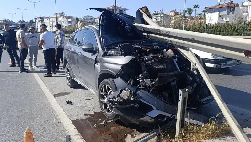 İleri Dönüş Yaparken Bariyerlere Çarpan Araçta Şaşırtan Anlar