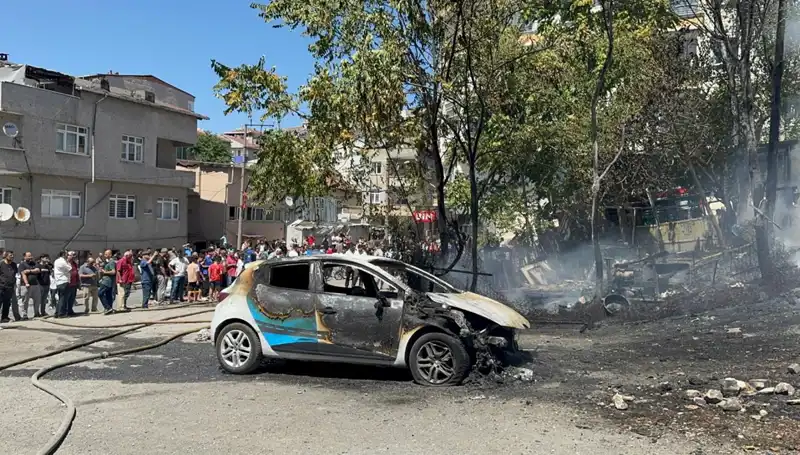 Gecekonduda Çıkan Yangın, Aracı Alevler İçinde Bıraktı!