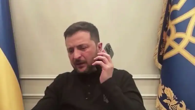 Zelenski'nin Basın Toplantısında Macron'dan Gizemli Telefon Görüşmesi