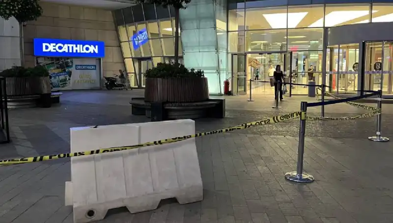 Çalıntı Araçla AVM Önünde Silahlı Saldırı Panic Yarattı
