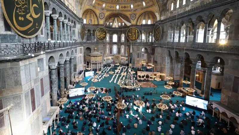 Ayasofya'nın Kapısını Kıran Sanığa Verilen Hapis Cezası Gündem Oldu