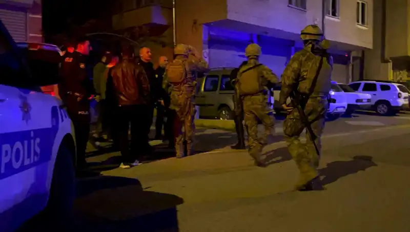 Tüfekle Balkondan Ateş Açan Şahıs, Polisi Görünce Kendini Eve Kilitleyerek Olay Yeri Terk Etti