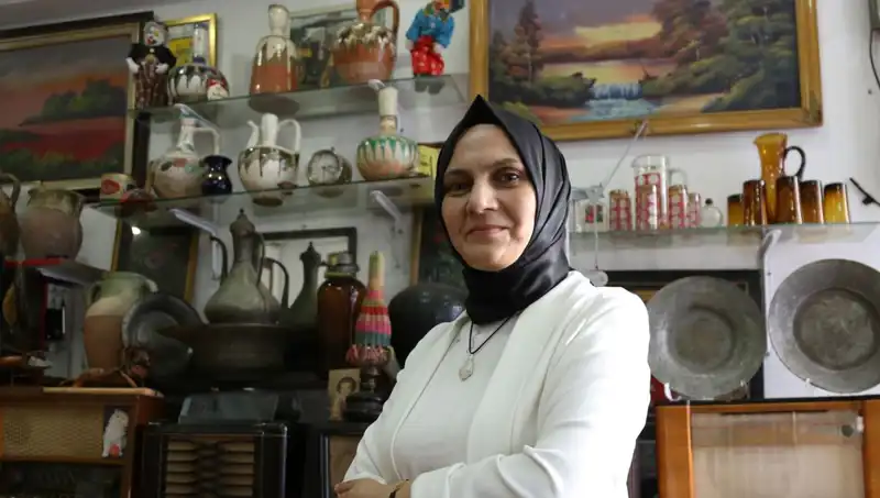 Eşine Eski Eşyaları Topladığı İçin Kızan Adam, Şimdi Para Kazanıyor