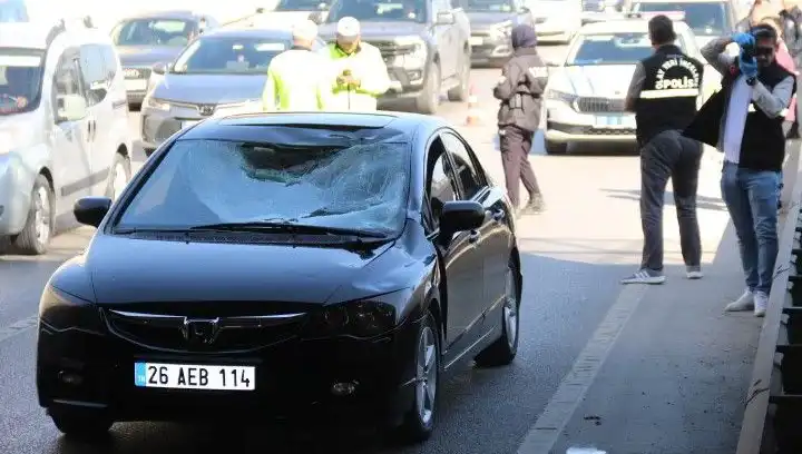 Polis Kimlik Sordu, Genç Şahıs Köprüden Atlayıp Arabanın Üstüne Düştü!