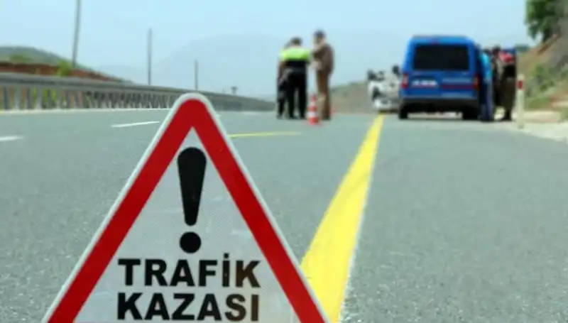 Hafif Ticari Araç ile Otomobil Çarpıştı: Feci Kaza 6 Can Aldı