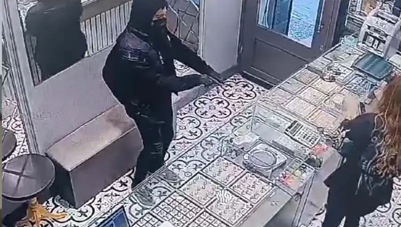Cadde Üzerindeki Dolapta Sonlanan Soygun Girişimi Şaşkınlık Yarattı