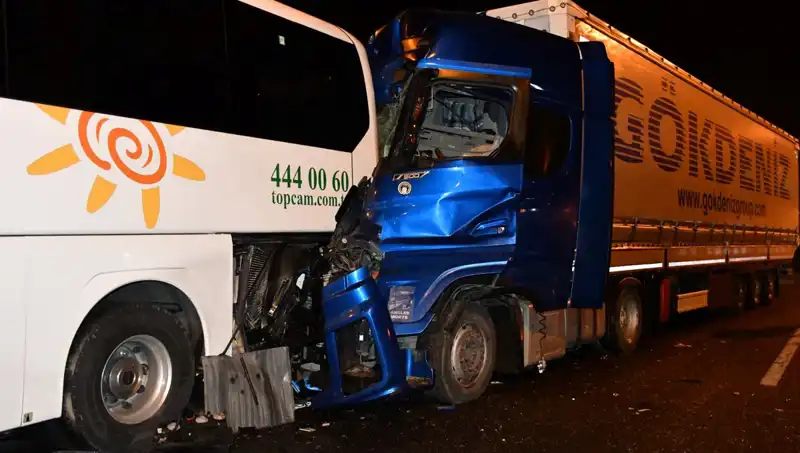 Tur Otobüsü Tırla Çarpıştı: 13 Kişi Yaralandı, Olay Yerindeki Dram