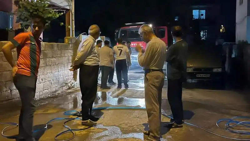 Park Halindeki Araçta Yangın: Komşular Korkup Sokağa Döküldü