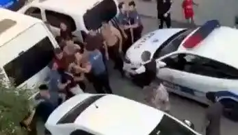Sosyal Medya Kavgası Sokakları Alevlendirdi: İki Polis ve Dört Yaralı