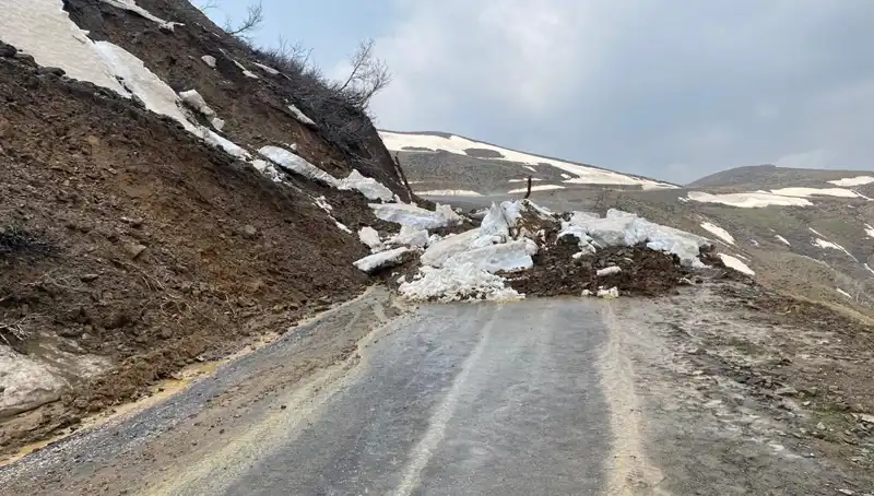 Muş'ta Heyelan Sonrası Kapanan Köy Yolu Sağlıkla Yeniden Ulaşıma Açıldı