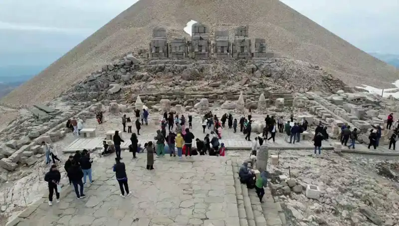 Bayramda Nemrut Dağı'na Yoğun Ziyaret: Tarih ve Doğa Buluştu