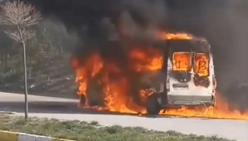 Havalimanı Servis Aracı Alev Alev Yandı: Olay Yeri Korku Dolu Anlara Sahne Oldu