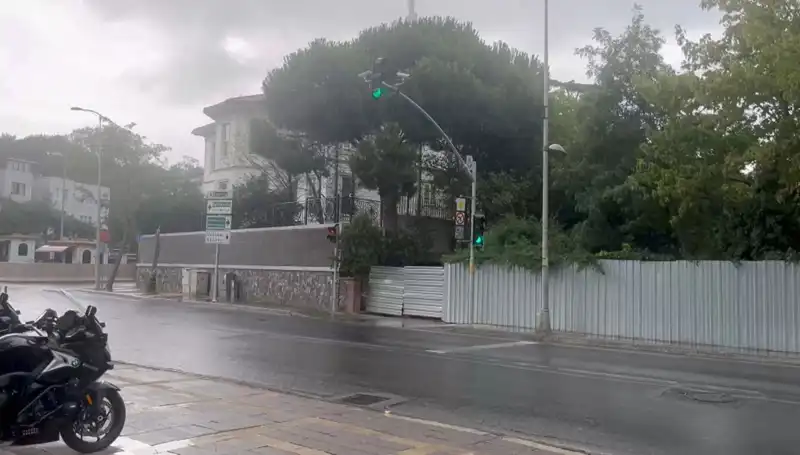 İstanbul’da Sağanak Yağışlar: Caddelerde Su Birikintileri Oluştu