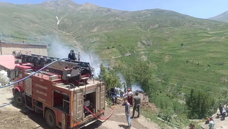 Van'da Trajik Yangın: Küçük Çocuğun Hayatını Kaybetmesi Gözyaşlarına Sebep Oldu