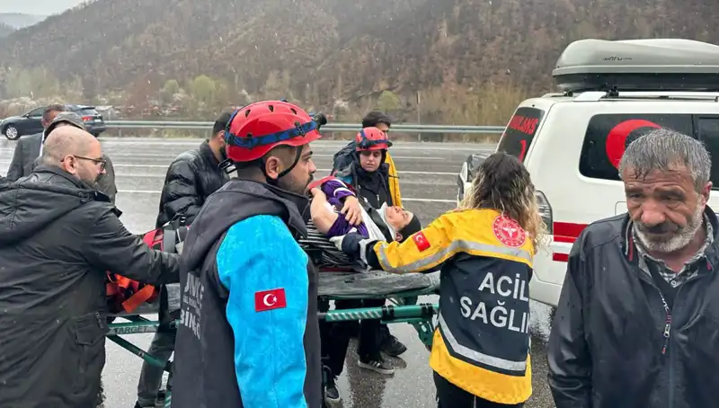 Otomobil İstinad Duvarına Çarptı: Şehirde Acı Kaza, 5 Yaralı