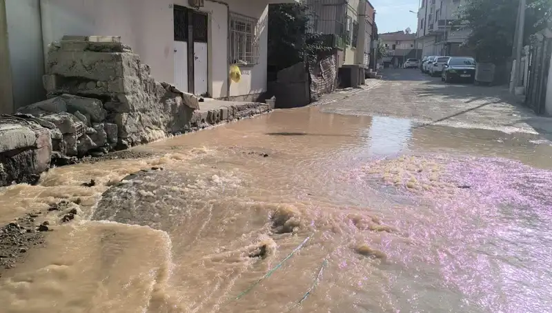 İçme Suyu Hattı Patladı, Çarşı Suları İçinde Kaldı!