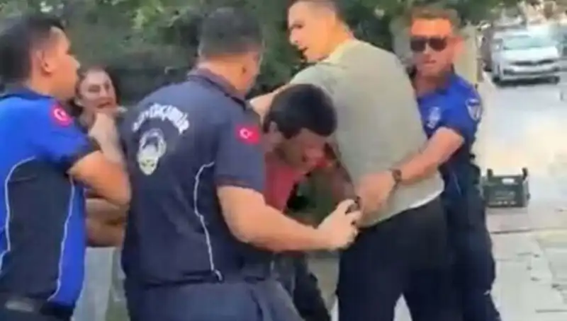 Seyyar Satıcının Sokak Ortasında Zabıta Tarafından Dayak Yemesi: Ortaya Çıkan Tepkiler