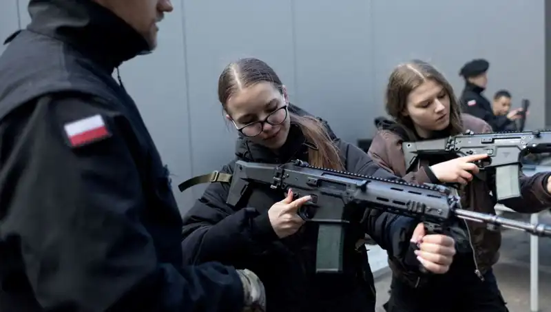 Polonya, Savaş Tehditlerine Karşı Sivillerini Askeri Eğitime Başlattı