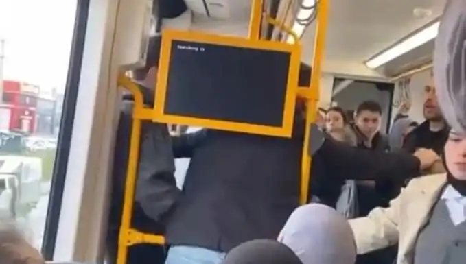Metroda başlayan kavga, yolcular arasında büyük korkuya neden oldu!
