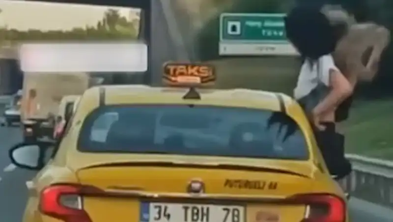 TEM Otoyolu'nda Şok Eden Görüntü: Taksiden Sarkan Gençler Dikkatleri Üzerine Çekti