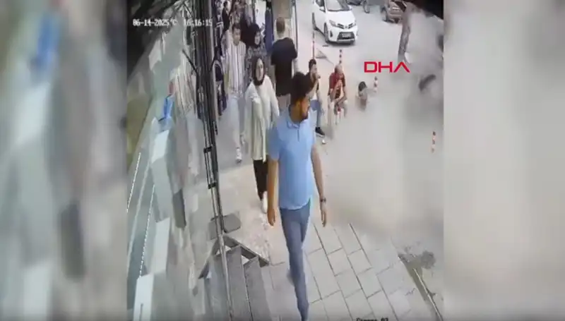 TIR Pastiği Patladı, Caddeyi Sarsan Sesle Herkes Yerinden Zıpladı