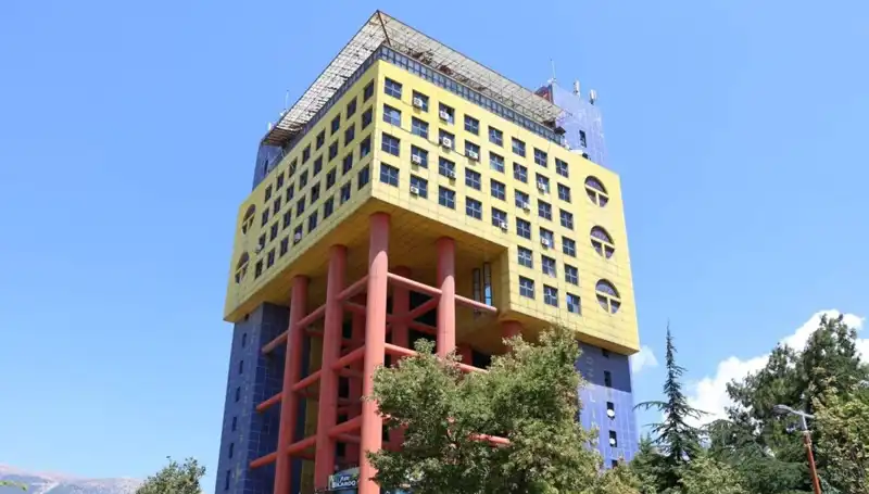 Dünyanın En Saçma Binasının Yerine Yapılacak Yeni Projenin İnşaatı Başladı