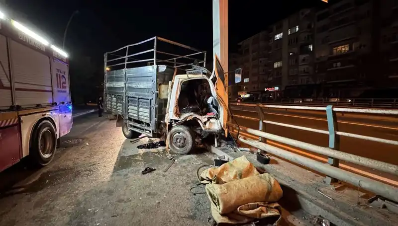 Kamyonet Yön Tabelasına Çarptı! Sürücü Hastaneye Kaldırıldı
