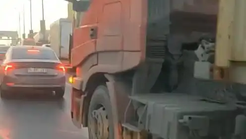 D-100'de Yol Verme Kavgası: TIR'ı Üzerine Sürdü, Korku Dolu Anlar Yaşandı!