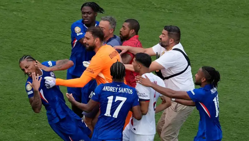 Dev Finalde Skandal! Teknik Direktörden Futbolcuya Yumruk Geldi