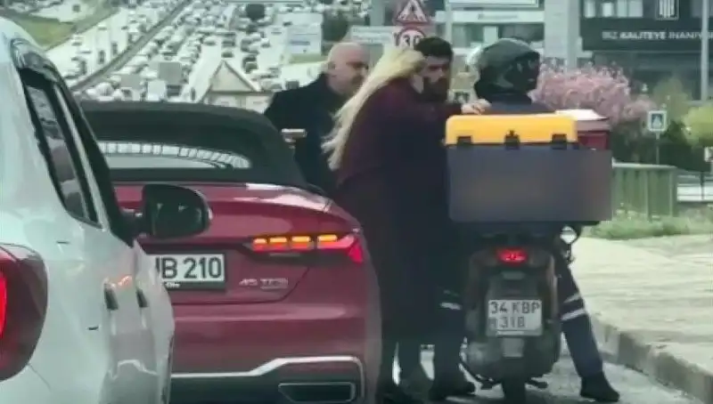 D-100'de Korku Dolu Anlar: Motokuryeye Silah Çeken Olayın Ayrıntıları!