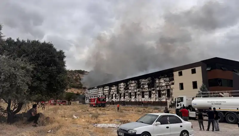 Kayseri'deki Mobilya Fabrikasında Korkutan Yangın: Alevler Saatlerce Sürüldü