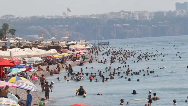 Antalya'da Deniz Suyu Sıcaklığı Rekor Kırdı: Yazın Keyfini Çıkarın!