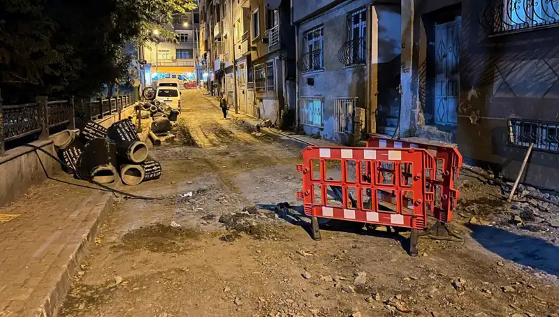 Bayrampaşa'da Altyapı Çalışması Aniden Patlayan Rögar Kapağıyla Zahmet Getirdi