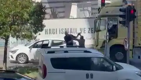 İstanbul Trafiğinde Çekiçli Dehşet; Sıra Dışı Olaylar Gündemde