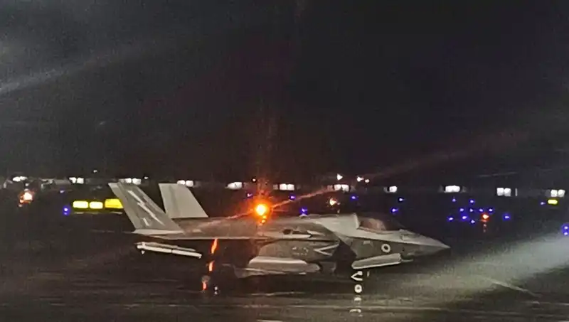 5 Haftalık Bekleyiş Sonunda İngiliz Savaş Uçağı Hindistan'dan Havalandı