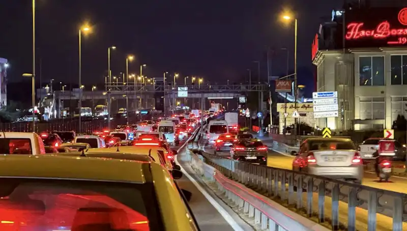 Yenibosna Metrobüs Yaya Üst Geçidi: Güvenlik ve Konfor İçin Yenilikler Geliyor