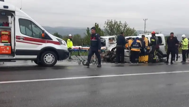 Denizli’de Korkunç Kaza: İki Araç Kafa Kafaya Çarpıştı, Aynı Aileden 4 Yaralı