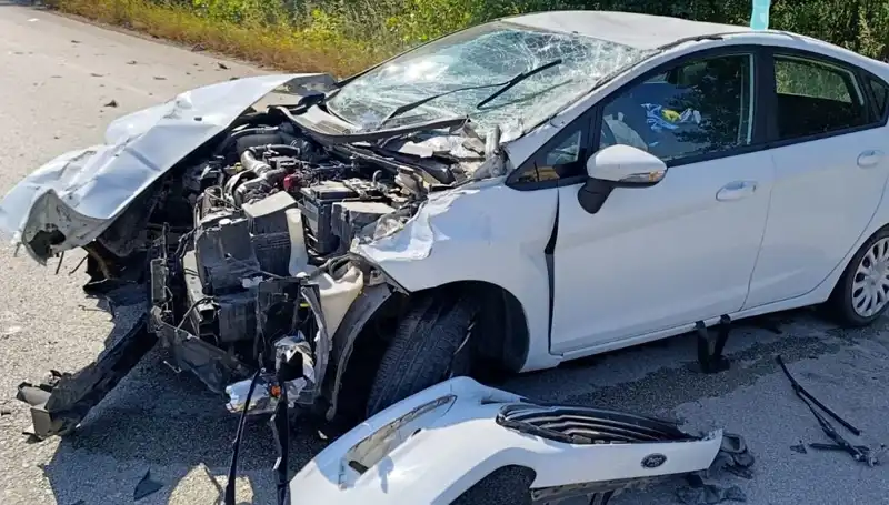 Çanakkale'de Korkutan Trafik Kazası: 2 Yaralı, Olay Yerinde Panik!
