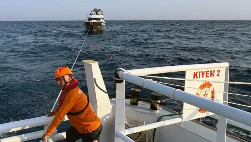 Marmaris Açıklarında Sürüklenen Tekneye Bakanlık Müdahalesi