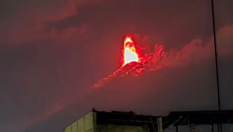 Fuego Yanardağı'ndan Korkutan Patlama: 30 Bin Kişi Tahliye Ediliyor