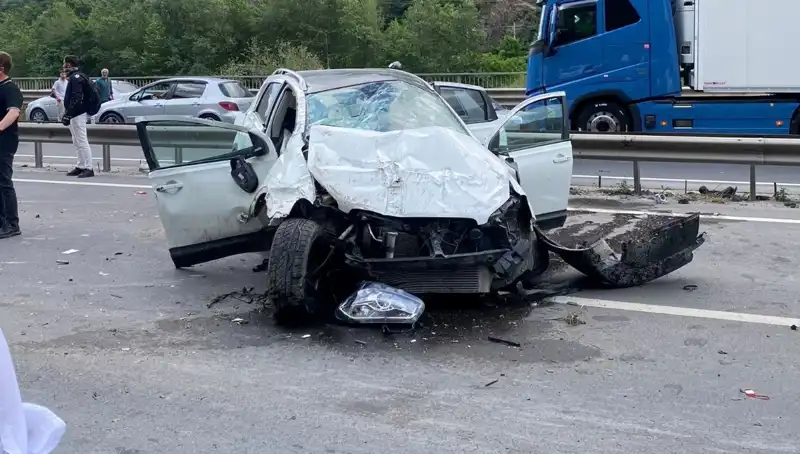 3 Yaralı Kaza: Betondan Kanala ve Bariyerlere Çarpan Araçtaki Korkunç Anlar