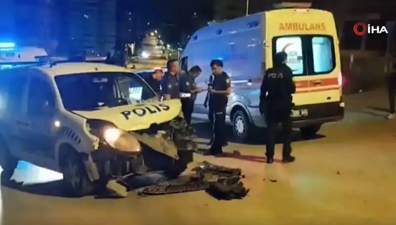Ankara'da Trafik Kazası: Hafif Ticari Araç Polis Aracına Çarptı!