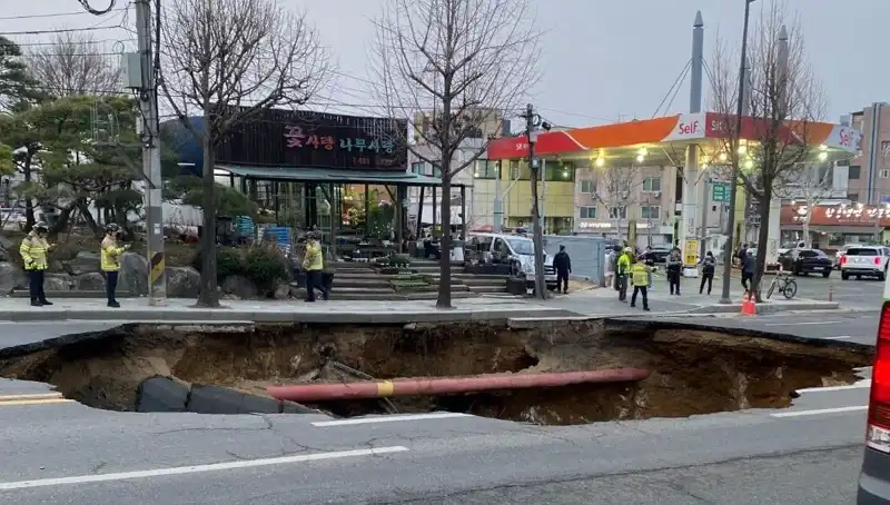 Güney Kore'de Dev Çukur Motosikleti Yuttu: Bir Kayıp, Bir Yaralı