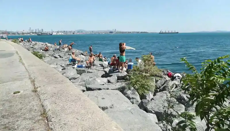 İstanbul’da İlkbahar Sıcakları! Sahiller Dolup Taşmaya Başladı