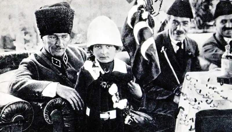 Unutulmaz Fotoğrafın Ardındaki Hikaye: O Şapkanın Sırrı Nedir?