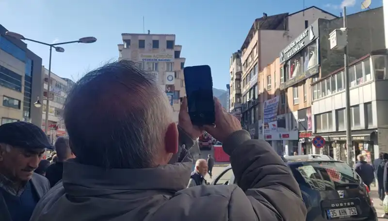 Çatıya Çıkan Kişiyi Görüntülemek İçin Yarışan Kalabalığın Tüyler Ürperten Hikayesi